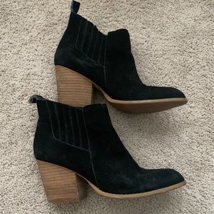 Crown vintage bootie black size 7